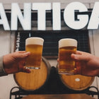 Brindis con cerveza artesana Antiga en fábrica de cerveza en Valencia